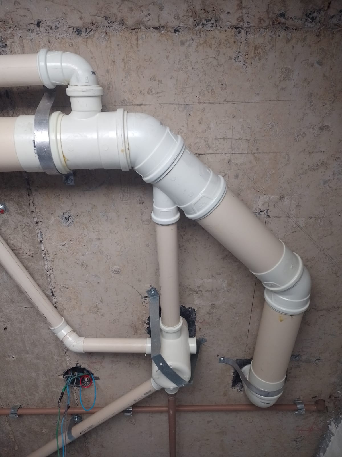 Rede de tubos PVC instalada em parede de concreto